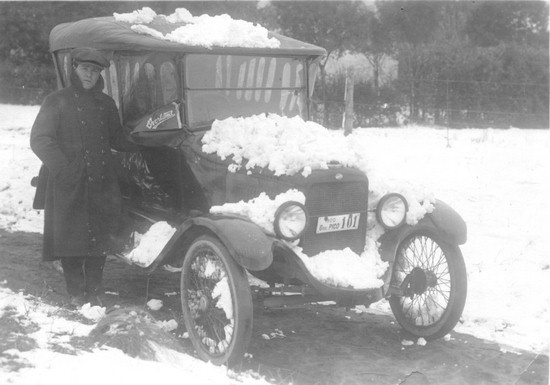 Archivo: Auto nevado - 1920.jpg